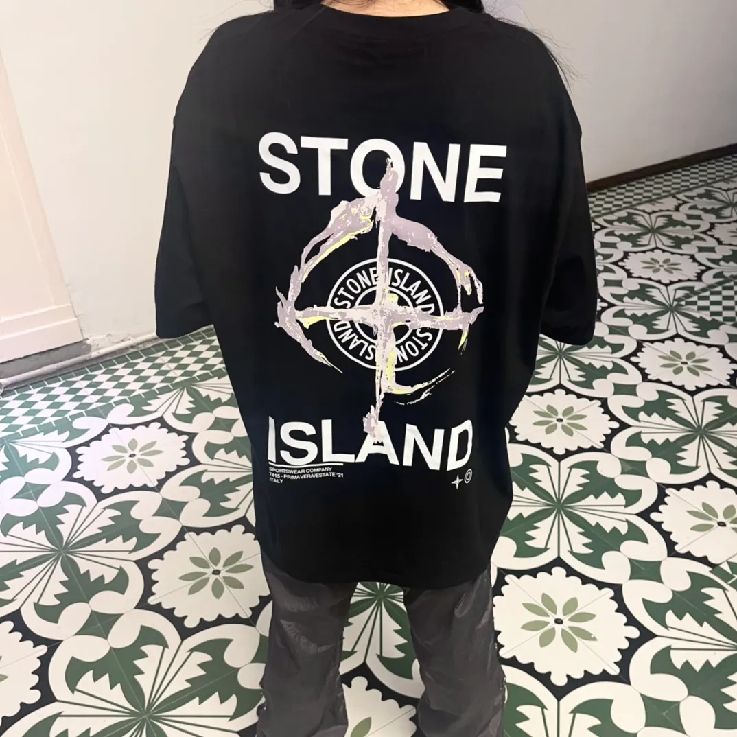 W620#P110💰 [Stone lsland/Stone Island summer new short-sleeved T-shirt with ruins compass print on the back] ⚠️[Original creation with high control of details] - Made of 260g combed cotton 32-count double yarn, soft and comfortable to the touch, sweat-absorbent and breathable. - Simple basic and versatile style, original single quality, the first choice for couples. - Made in a large factory, four needles and five threads on the shoulder, neat alignment, high quality workmanship. - Same style for men and women. Very versatile, one piece for everyone, details are clearly visible. Color: Black White Size: M L